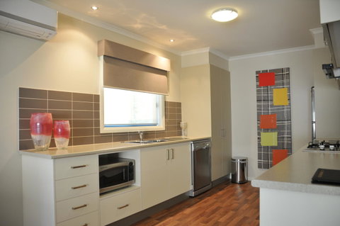 National Hotel Complex Bendigo - Rental Cars 24