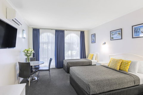 Cathedral Motor Inn - Rental Cars 8