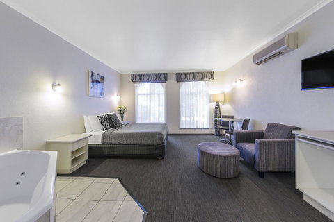 Cathedral Motor Inn - Rental Cars 19