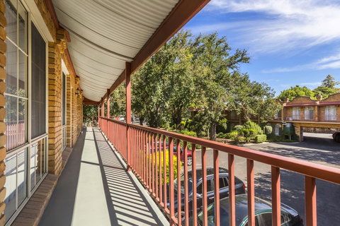 Cathedral Motor Inn - Rental Cars 6
