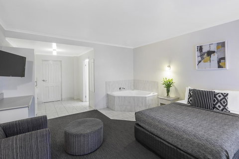 Cathedral Motor Inn - Rental Cars 18