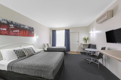 Cathedral Motor Inn - Rental Cars 15