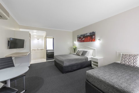 Cathedral Motor Inn - Rental Cars 16