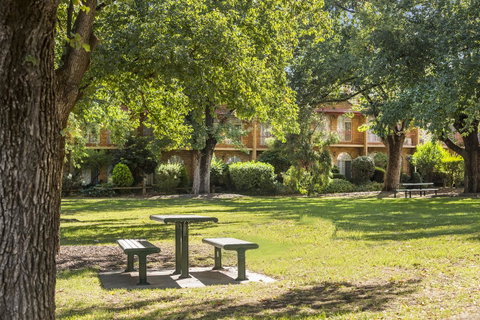 Cathedral Motor Inn - Rental Cars 5