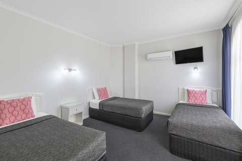 Cathedral Motor Inn - Rental Cars 11