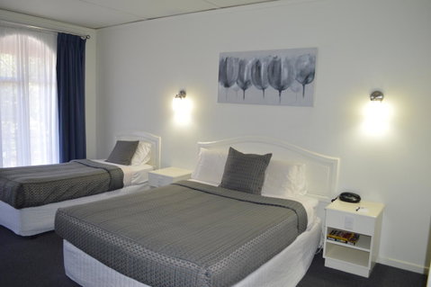 Cathedral Motor Inn - Rental Cars 9