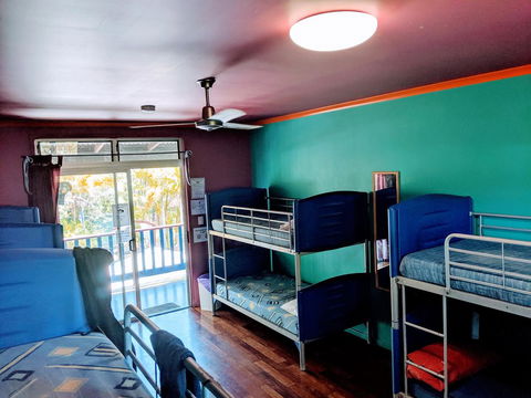 Cool Bananas Backpackers - Rental Cars 5