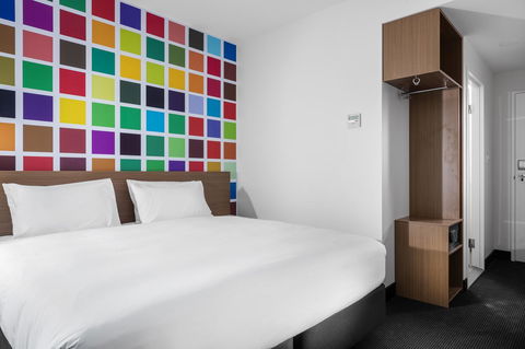 Ibis Styles Brisbane Elizabeth Street - Rental Cars 10