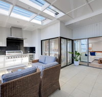 Whispering Sands' 10 Sandy Point Road - Luxury waterfront home with aircon WIFI  Foxtel - Rental Cars