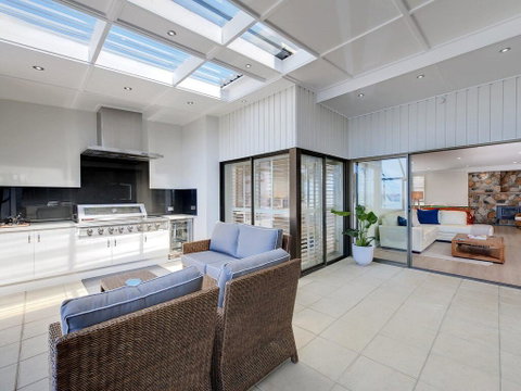 Whispering Sands', 10 Sandy Point Road - Luxury Waterfront Home With Aircon, WIFI & Foxtel - Rental Cars 0