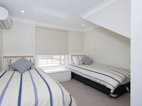 Whispering Sands', 10 Sandy Point Road - Luxury Waterfront Home With Aircon, WIFI & Foxtel - Rental Cars 2