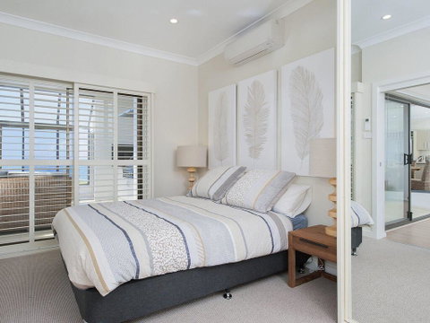 Whispering Sands', 10 Sandy Point Road - Luxury Waterfront Home With Aircon, WIFI & Foxtel - Rental Cars 1