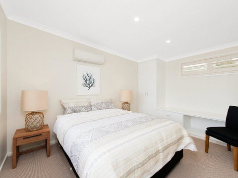 Whispering Sands', 10 Sandy Point Road - Luxury Waterfront Home With Aircon, WIFI & Foxtel - Rental Cars 3