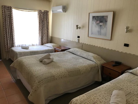 Woodmans Hill Motel - Rental Cars 2