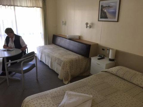 Woodmans Hill Motel - Rental Cars 1