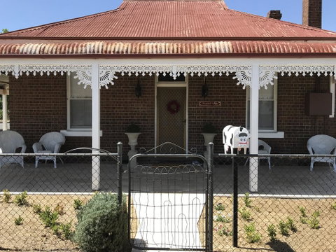 Woodstock Cottage - Rental Cars 0
