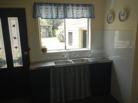 Yarram Cottage: Art And Accommodation - Rental Cars 2