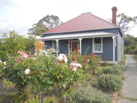 Yarram Cottage: Art And Accommodation - Rental Cars 0