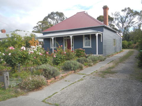 Yarram Cottage: Art And Accommodation - Rental Cars 1