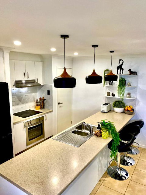 A Peaceful Private Home Away From Home In Pacific Pines - Rental Cars 0