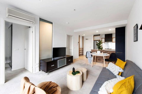 A Stylish 2BR Apt Next To Vic Market FREE Parking - Rental Cars 1