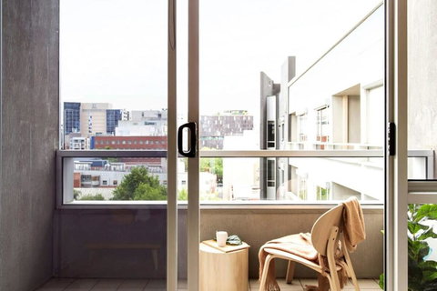 A Stylish 2BR Apt Next To Vic Market FREE Parking - Rental Cars 3