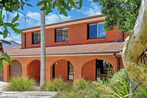 Arches By The Sea, Vincentia - Rental Cars 1