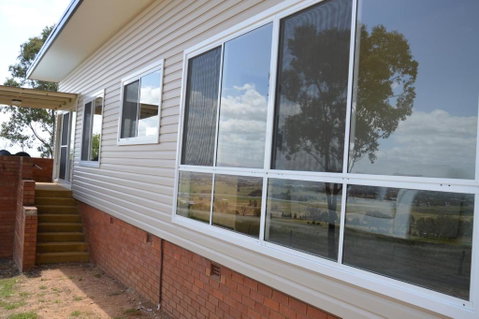 BATHURST GOLDFIELDS RESIDENCE On MOUNT PANORAMA - Rental Cars 3