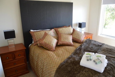 BATHURST GOLDFIELDS RESIDENCE On MOUNT PANORAMA - Rental Cars 0