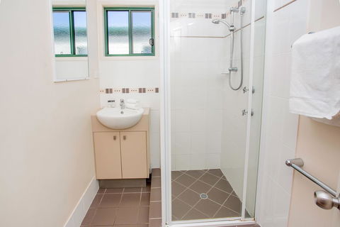 NRMA Bowen Beachfront Holiday Park - Rental Cars 22