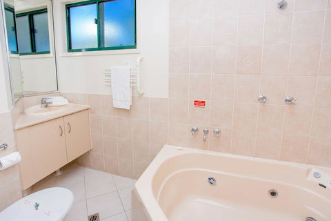 NRMA Bowen Beachfront Holiday Park - Rental Cars 14