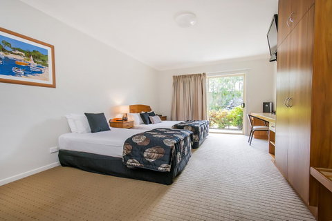 Shamrock Gardens Motel - Rental Cars 12