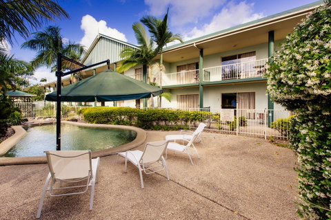 Shamrock Gardens Motel - Rental Cars 10
