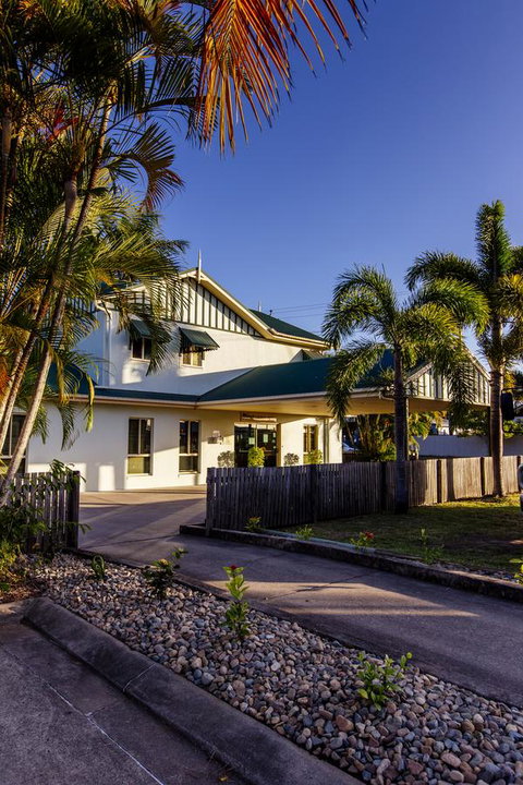Shamrock Gardens Motel - Rental Cars 0