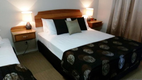 Shamrock Gardens Motel - Rental Cars 13