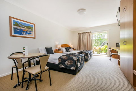 Shamrock Gardens Motel - Rental Cars 11