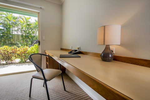 Shamrock Gardens Motel - Rental Cars 1