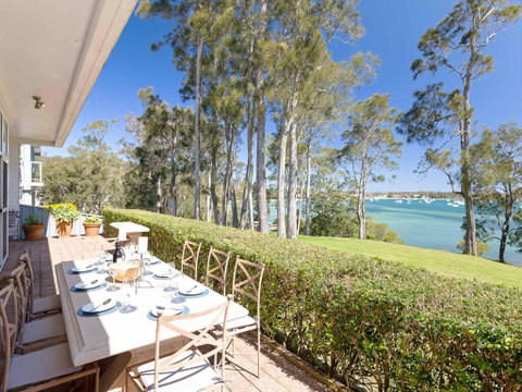 'Corlette Waterfront', 2/44 Danalene Parade - Waterfront Luxury, WIFI, Aircon, Boat Parking - Rental Cars 1