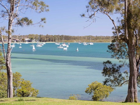 'Corlette Waterfront', 2/44 Danalene Parade - Waterfront Luxury, WIFI, Aircon, Boat Parking - Rental Cars 0