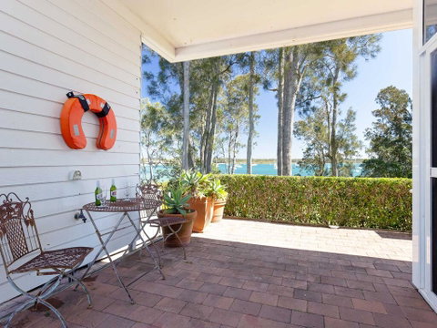 'Corlette Waterfront', 2/44 Danalene Parade - Waterfront Luxury, WIFI, Aircon, Boat Parking - Rental Cars 3