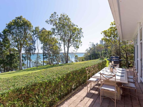 'Corlette Waterfront', 2/44 Danalene Parade - Waterfront Luxury, WIFI, Aircon, Boat Parking - Rental Cars 2