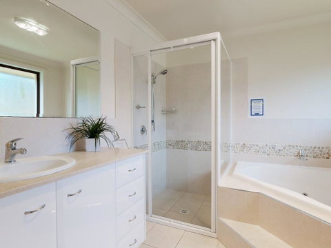 'Sandy Point Haven', 21a Sandy Point Rd - Stylish Haven With WIFI, Air Conditioning & Water Views - Rental Cars 1