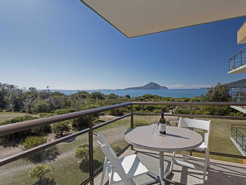 10 'Intrepid' 3 Intrepid Close - Water Views Over Shoal Bay Beach - Rental Cars 0