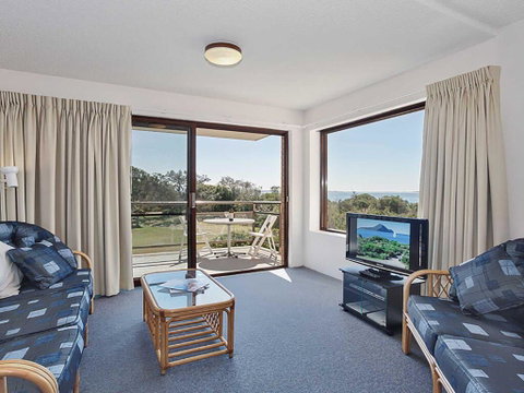 10 'Intrepid' 3 Intrepid Close - Water Views Over Shoal Bay Beach - Rental Cars 3