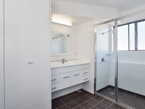 10 'Intrepid' 3 Intrepid Close - Water Views Over Shoal Bay Beach - Rental Cars 2