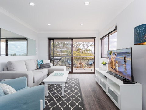 11 'Intrepid' , 3 Intrepid Close - Absolute Beachfront Bliss - Rental Cars 1