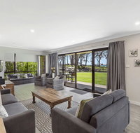19 'Bay Parklands' 2 Gowrie Avenue - ground floor renovated unit with water views  WIFI - Rental Cars