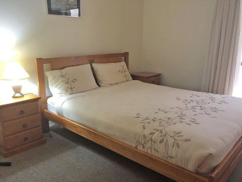 2 'Tradewinds', 110 Victoria Parade - Fantastic Unit With Waterviews & Close To The Marina - Rental Cars 2