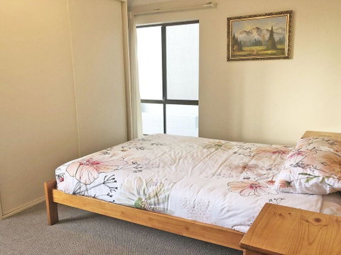 2 'Tradewinds', 110 Victoria Parade - Fantastic Unit With Waterviews & Close To The Marina - Rental Cars 1