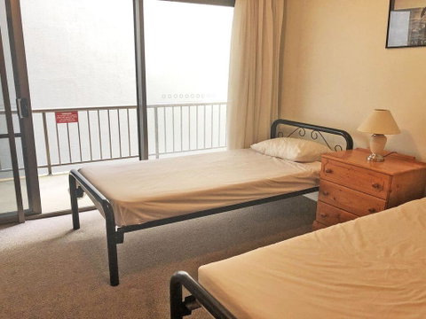 2 'Tradewinds', 110 Victoria Parade - Fantastic Unit With Waterviews & Close To The Marina - Rental Cars 3